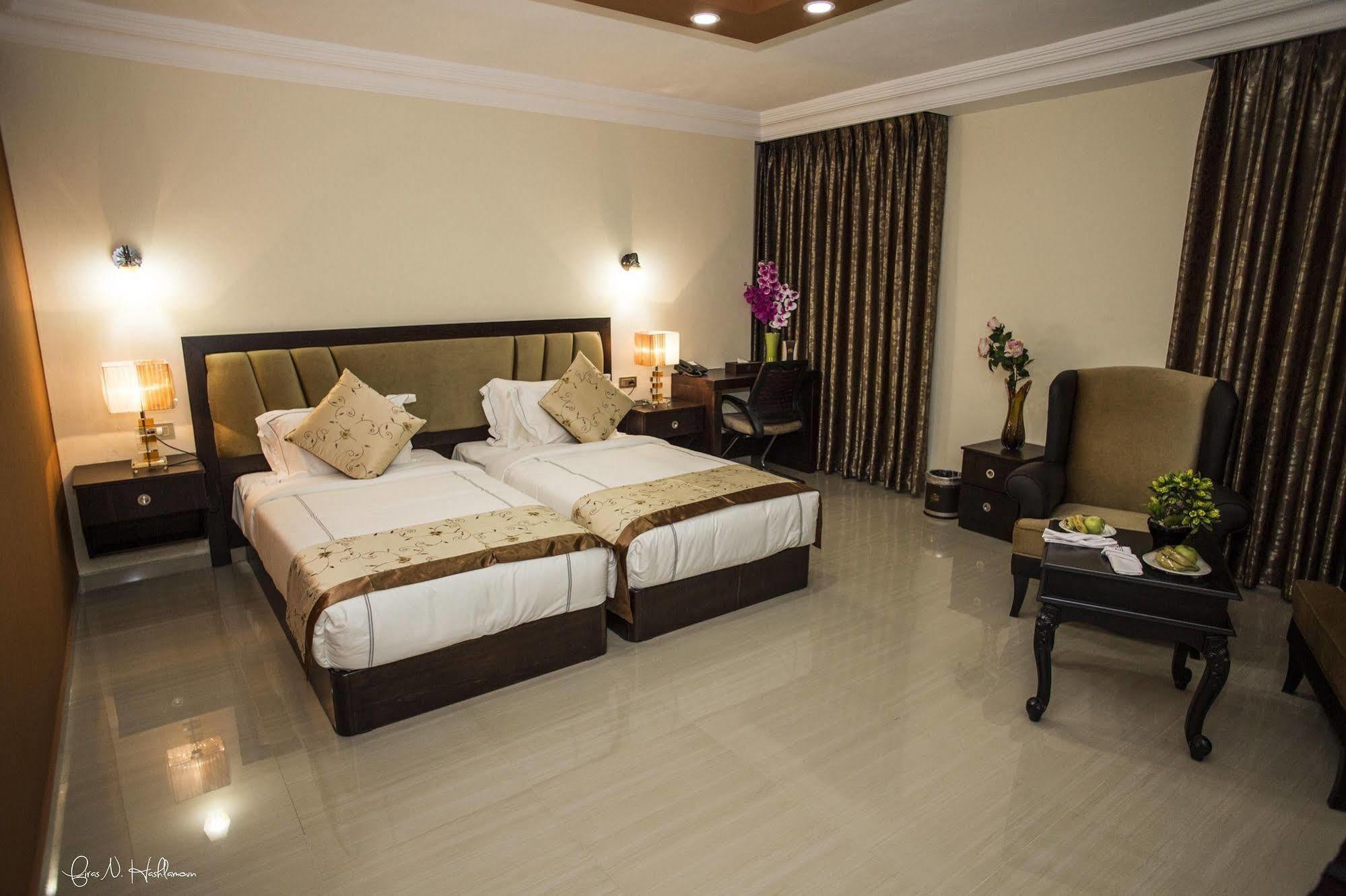 Queen Plaza Hotel Хеврон Экстерьер фото